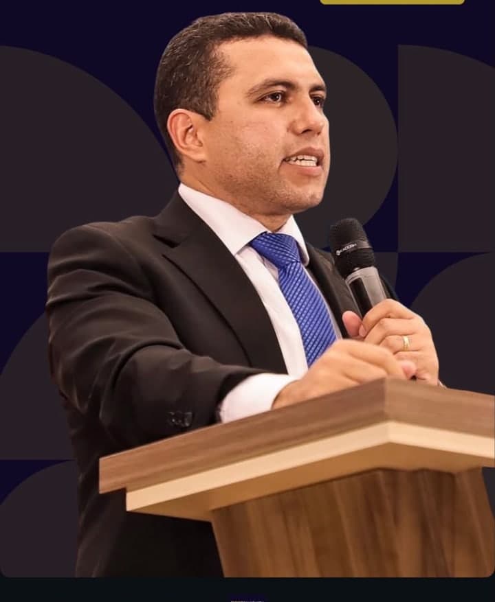 Dr. Helinelson Santana durante palestra