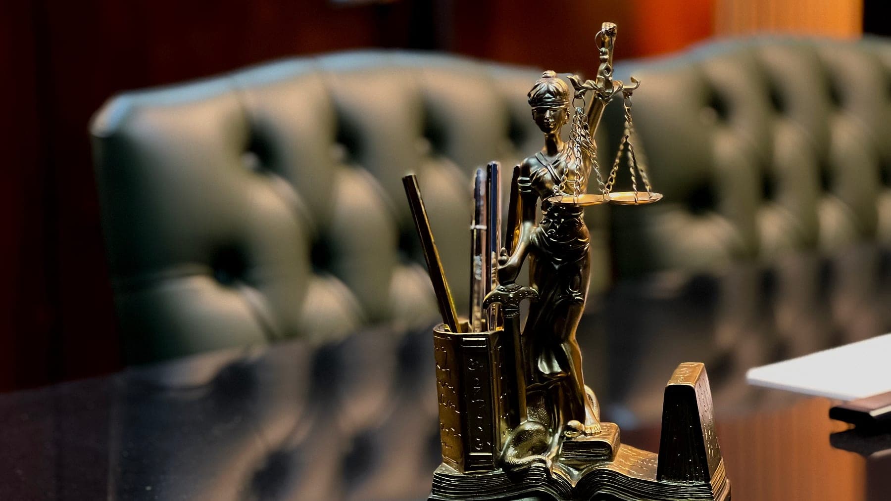 Estatueta da Justiça sobre a mesa da sala de reunião