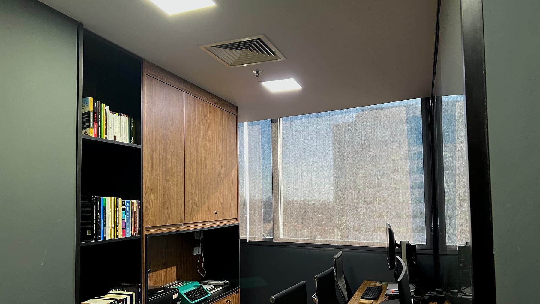 Sala de trabalho da equipe, com vista para a cidade